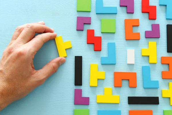 Buntes Quadratisches Tangram Puzzle Über Holztisch — Stockfoto