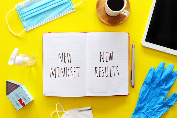 Bovenaanzicht Afbeelding Van Tafel Met Open Notebook Tekst Nieuwe Mindset — Stockfoto