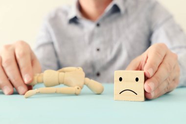 Endişeli düşünceleri olan tahta kuklanın konsept görüntüsü. Depresyon, obsesif kompulsif, adhd, anksiyete bozuklukları konsepti