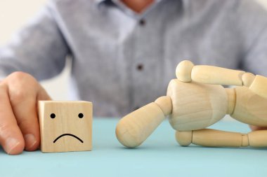 Endişeli düşünceleri olan tahta kuklanın konsept görüntüsü. Depresyon, obsesif kompulsif, adhd, anksiyete bozuklukları konsepti