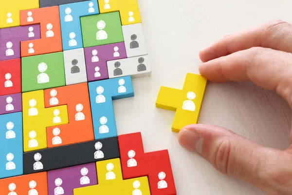 Businesskonzept Bild Von Tangram Puzzlebausteinen Mit Menschen Symbolen Über Holztisch — Stockfoto
