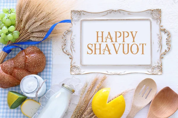 白い背景に乳製品のトップビューの写真 ユダヤ教の祝日のシンボル Shavuot — ストック写真
