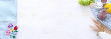 Süt ürünlerinin beyaz arka plandaki en iyi görüntüsü. Yahudi bayramının sembolleri - Shavuot