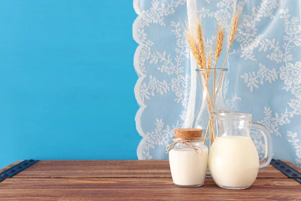 Foto Von Milchprodukten Über Altem Holztisch Und Blauem Hintergrund Symbole — Stockfoto