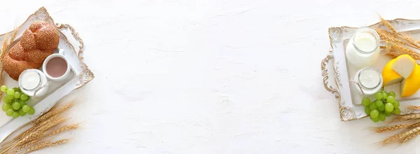 Фото Молочных Продуктов Белом Фоне Символы Еврейского Праздника Шавуот — стоковое фото