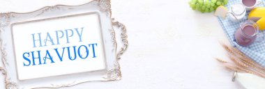 Süt ürünlerinin beyaz arka plandaki en iyi görüntüsü. Yahudi bayramının sembolleri - Shavuot
