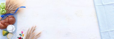 Süt ürünlerinin beyaz arka plandaki en iyi görüntüsü. Yahudi bayramının sembolleri - Shavuot