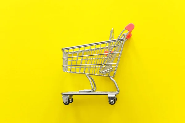 黄色の背景にショッピングカートのイメージ — ストック写真