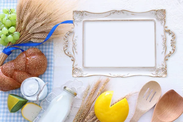 Foto Von Oben Mit Milchprodukten Auf Weißem Hintergrund Symbole Des — Stockfoto