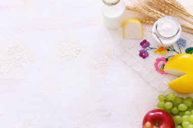 Süt ürünlerinin beyaz arka plandaki en iyi görüntüsü. Yahudi bayramının sembolleri - Shavuot