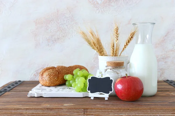 古い木のテーブルと白い背景の上に乳製品の写真 ユダヤ教の祝日のシンボル Shavuot — ストック写真