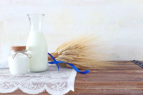 古い木のテーブルと白い背景の上に乳製品の写真 ユダヤ教の祝日のシンボル Shavuot — ストック写真
