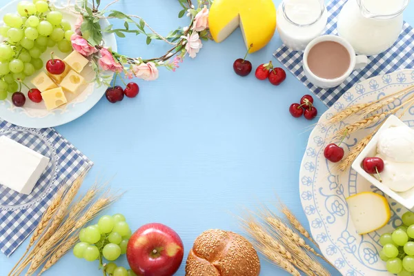 Widok Góry Zdjęcie Produktów Mlecznych Pastelowym Niebieskim Tle Symbole Żydowskiego — Zdjęcie stockowe