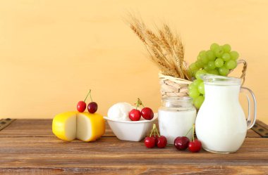 Eski ahşap masa ve pastel arka planda süt ürünlerinin fotoğrafı. Yahudi bayramının sembolleri - Shavuot