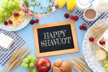 Süt ürünlerinin mavi arka plandaki en iyi görüntüsü. Yahudi bayramının sembolleri - Shavuot