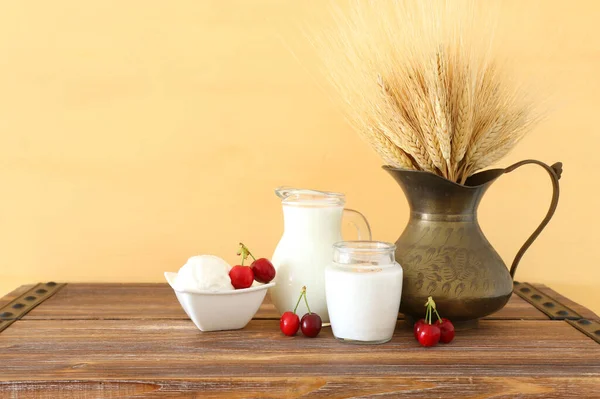 乳制品在旧木桌和胶水背景上的照片 犹太人节日的象征 Shavuot — 图库照片