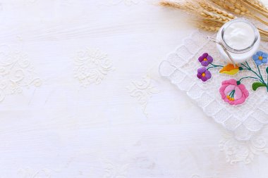 Süt ürünleri, süt, beyaz arka plan. Yahudi bayramının sembolleri - Shavuot