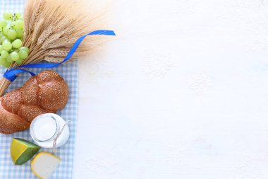 Süt ürünlerinin beyaz arka plandaki en iyi görüntüsü. Yahudi bayramının sembolleri - Shavuot