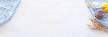 Süt ürünlerinin beyaz arka plandaki en iyi görüntüsü. Yahudi bayramının sembolleri - Shavuot