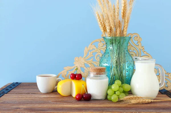 Foto Mejeriprodukter Över Gamla Träbord Och Pastell Bakgrund Symboler För — Stockfoto