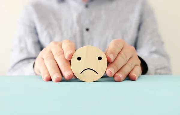 Mannelijke Hand Met Houten Kubus Met Droevig Gezicht Concept Van — Stockfoto