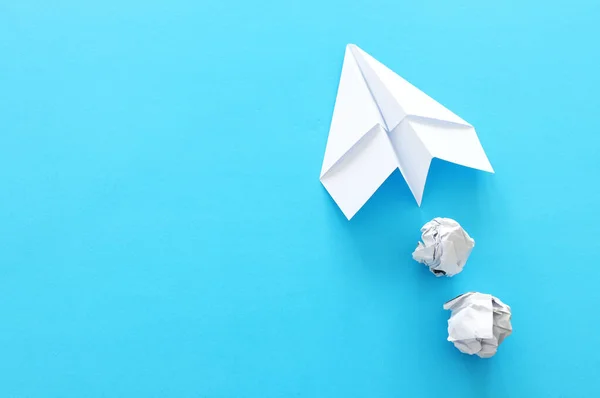 教育或创新概念 蓝色背景上的纸折纸飞机 — 图库照片
