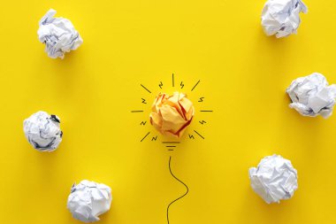 Eğitim konsepti imajı. Yaratıcı fikir ve yenilik. Buruşmuş kağıt ampul metaforu olarak