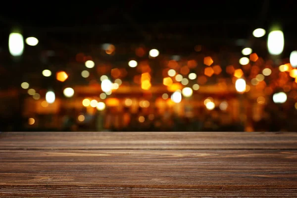 Hintergrund Bild Eines Holztisches Vor Abstrakten Verschwommenen Restaurantlichtern — Stockfoto