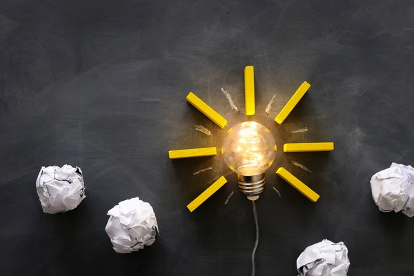 Bildungskonzept Kreative Idee Und Innovation Glühbirne Als Metapher Über Der — Stockfoto