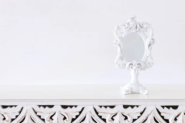 Imagem Espelho Vintage Branco Sobre Mesa Madeira Para Mockup Pode — Fotografia de Stock