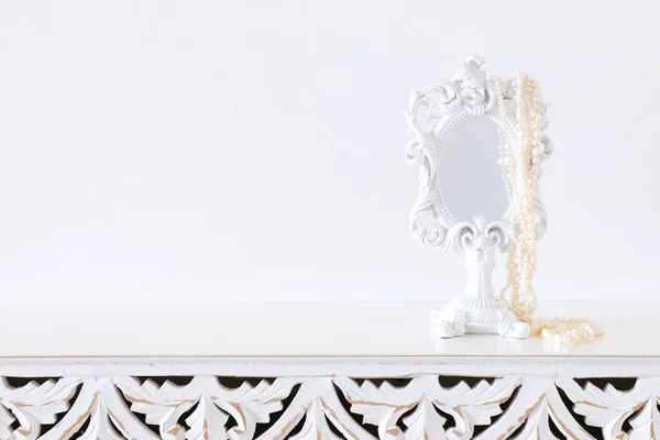 Obrázek Bílého Vinobraní Zrcadla Perel Dřevěném Stole Pro Modelování Může — Stock fotografie