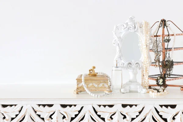 Immagine Specchio Vintage Bianco Perle Tavolo Legno Mockup Può Essere — Foto Stock