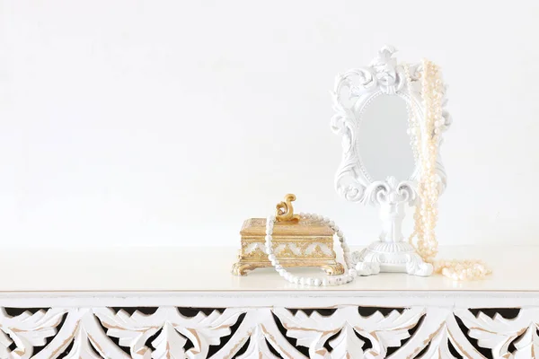 Immagine Specchio Vintage Bianco Perle Tavolo Legno Mockup Può Essere — Foto Stock