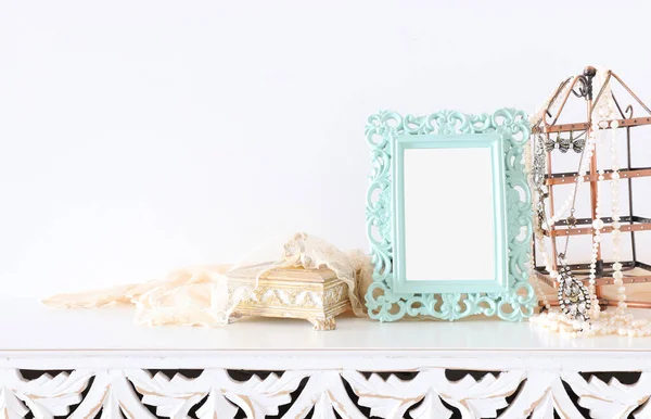 Immagine Specchio Vintage Bianco Perle Tavolo Legno Mockup Può Essere — Foto Stock