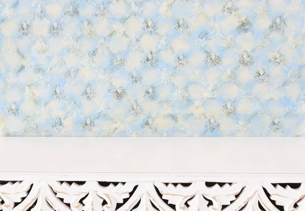 Dekoratif Oryantal Duvarın Önündeki Beyaz Vintage Masanın Arkaplan Resmi Ürün — Stok fotoğraf