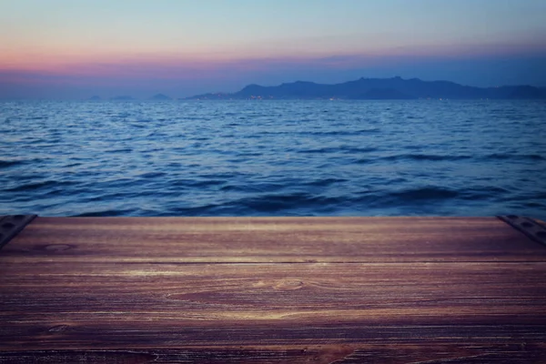 Fondo Cubierta Madera Frente Mar Borroso Atardecer Listo Para Exhibición —  Fotos de Stock