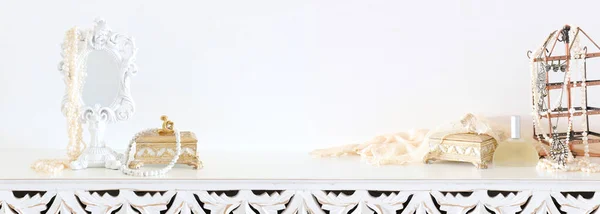 Image White Vintage Mirror Pearls Wooden Table Mockup Can Used — Stock Photo, Image