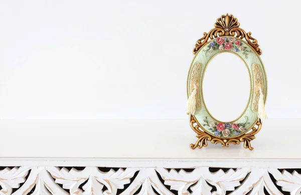 Image Baroque Vintage Empty Photo Frame Wooden Table Mockup Can — Stock Photo, Image