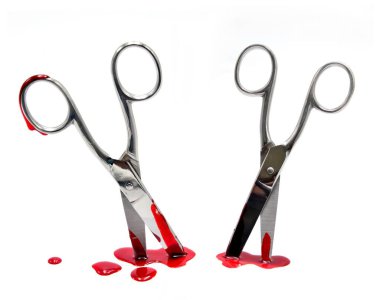  Beyaz üzerinde kan olan makaslar.