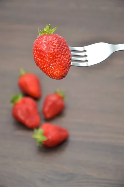 Erdbeeren Mit Scharfer Gabel — Stockfoto