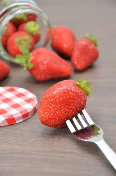 Erdbeeren Mit Gabel Und Marmeladenflasche — Stockfoto