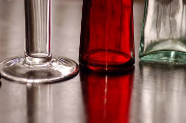 Camlar kırmızı ve beyaz yansıyor