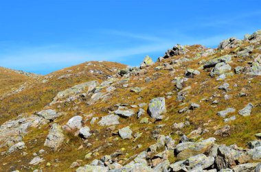 Mavi gökyüzü ile güzel dağ manzarası