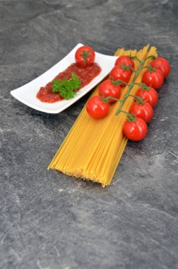 Mutfak masasında spagetti pişirmek.