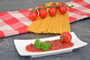 Mutfak tezgahında spagetti pişiriyorum.