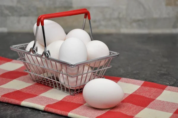 Koszyk Białymi Jajkami — Zdjęcie stockowe