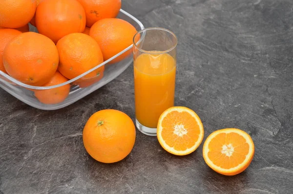 Apelsiner Med Glasjuice — Stockfoto