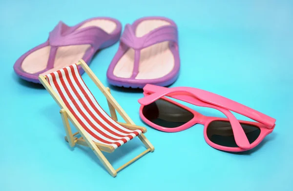 Pequeña Silla Playa Con Gafas Sol Sandalias — Foto de Stock