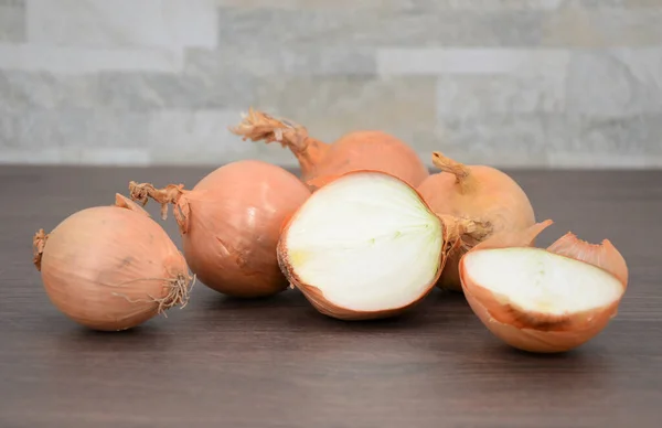 Mutfak Masasında Soğan — Stok fotoğraf