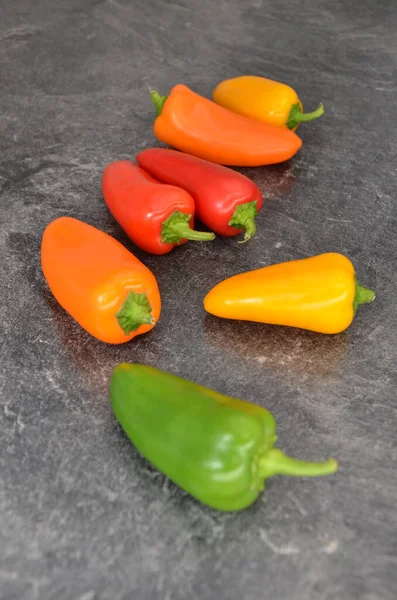 Verse Groene Peper Een Zwarte Achtergrond — Stockfoto